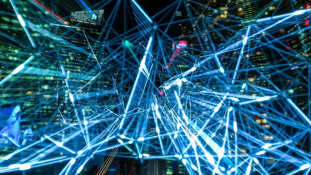 Ljusspår i stadsmiljö symboliserar framtidens 6G-nätverk och digital kommunikation