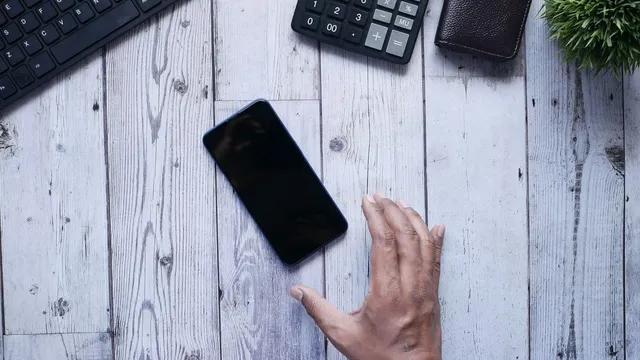 Mobiltelefon på skrivbord - Halebop läggs ner och kunder flyttas till Telia