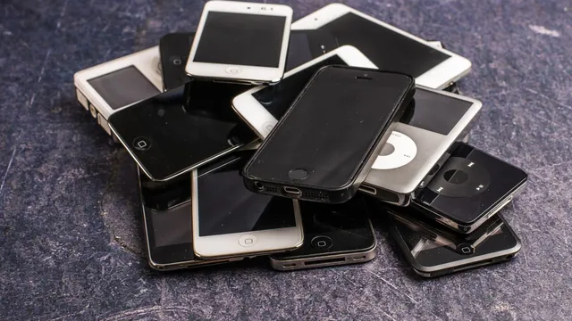 Hög med äldre mobiltelefoner som riskerar bli obrukbara efter att 2G- och 3G-nät stängs ner